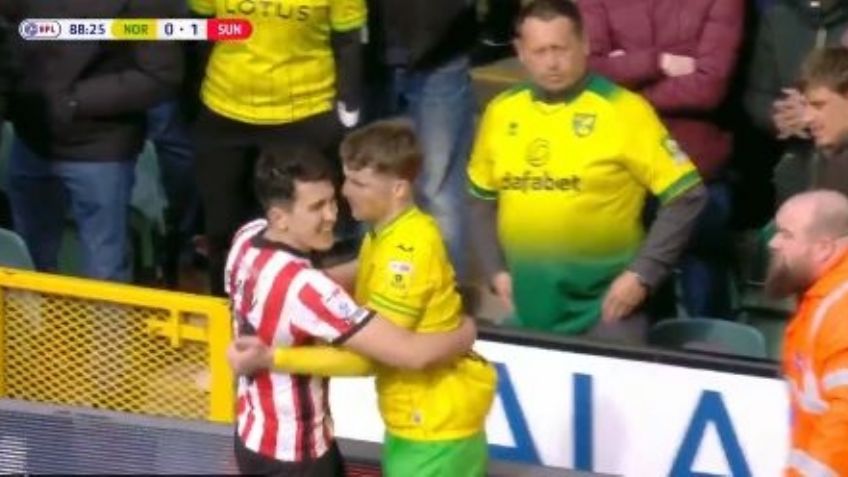 VIDEO: Futbolista da un beso a su rival en un partido de futbol en Inglaterra y casi lo ahorcan