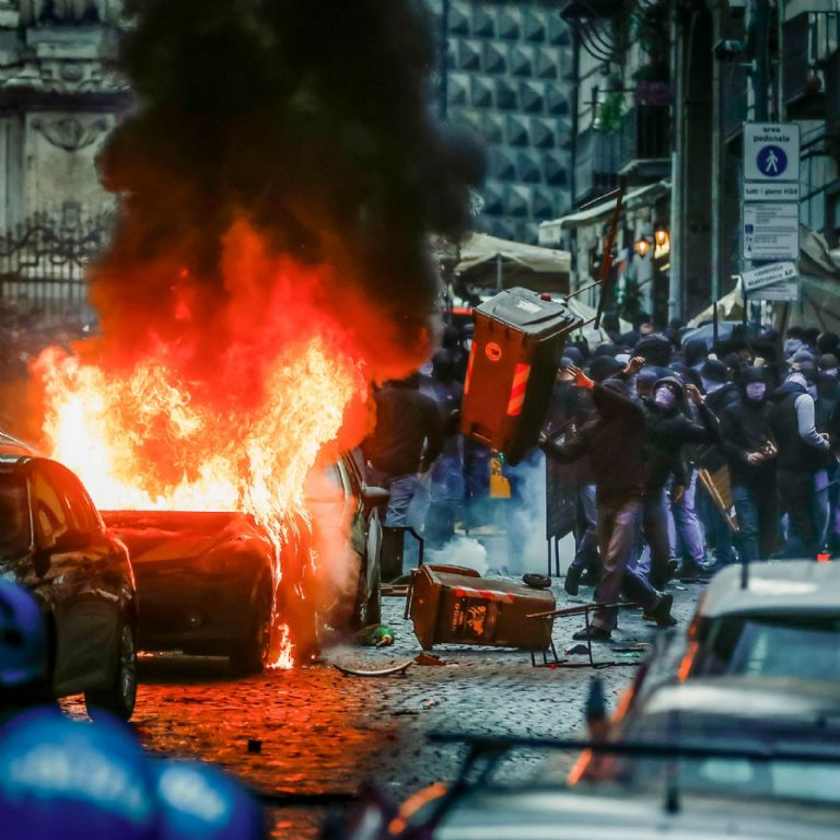 Aficionados se enfrentan a la policía y causan destrozos previo al Napoli vs Eintracht de Frankfurt