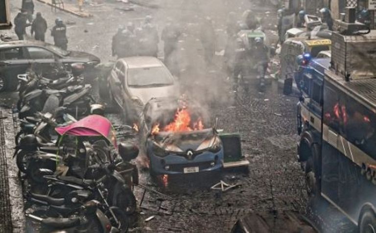 Aficionados se enfrentan a la policía y causan destrozos previo al Napoli vs Eintracht de Frankfurt