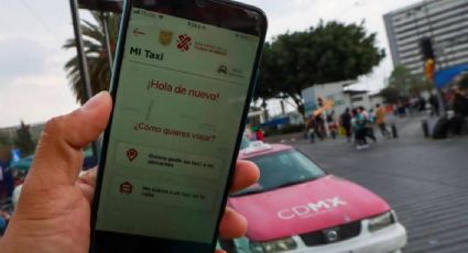 VIDEO: En pleno trayecto, taxi de aplicación se incendia sobre calles de la CDMX; no reportan lesionados