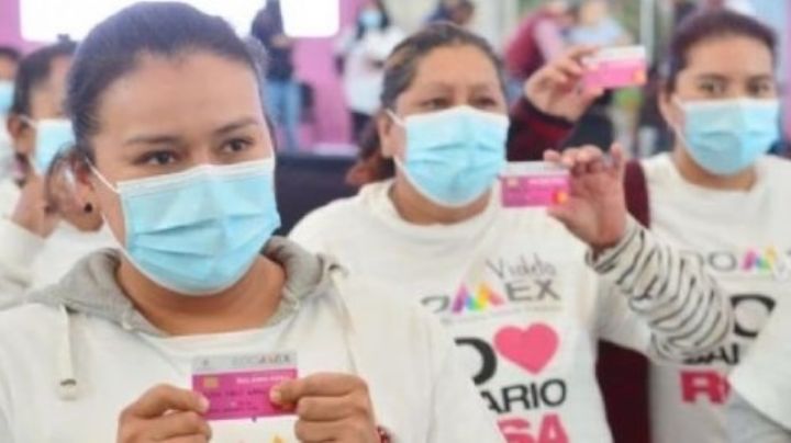 En Ecatepec Alfredo del Mazo entrega tarjetas del Salario Rosa; una de las últimas en su mandato
