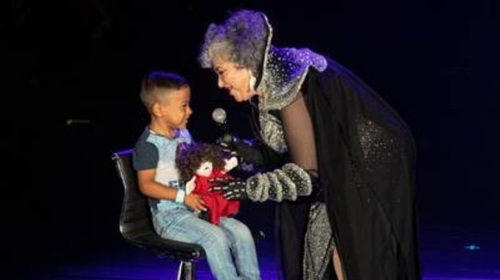 (VIDEO) Lo invitó y cumplió: 'Chucho' canta 'Castillos' en el Auditorio Nacional con Amanda Miguel