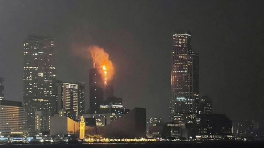 VIDEOS: Intenso fuego acaba con un rascacielos en Hong Kong; saldo es de dos heridos