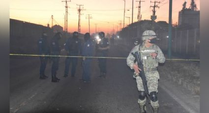 A la orilla de una autopista, localizan el cadáver de un hombre en Guanajuato; tenía impactos de bala