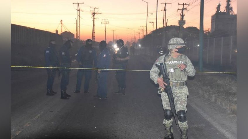 A la orilla de una autopista, localizan el cadáver de un hombre en Guanajuato; tenía impactos de bala