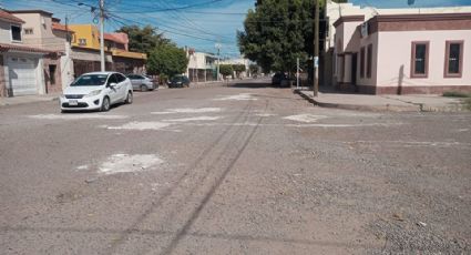 Vecinos de la calle Niños Héroes en Ciudad Obregón reparan los baches por cuenta propia