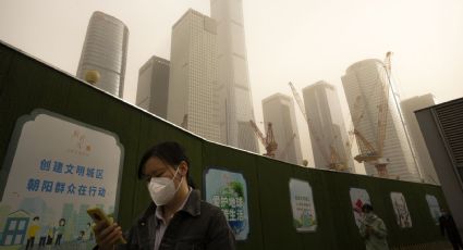 (FOTO) Alarmante: Tormenta de arena 'cubre' Beijing; contaminación se eleva a niveles peligrosos