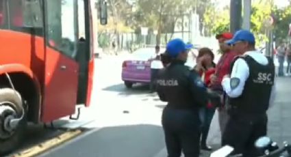 Metrobús de la Línea 5 atropella a motociclistas que intentaron dar una vuelta prohibida en la GAM