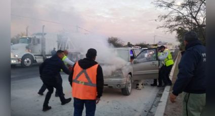 Elementos de Tránsito Municipal de Hermosillo salvan a perro de morir en un automóvil en llamas
