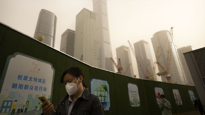 (FOTO) Alarmante: Tormenta de arena 'cubre' Beijing; contaminación se eleva a niveles peligrosos