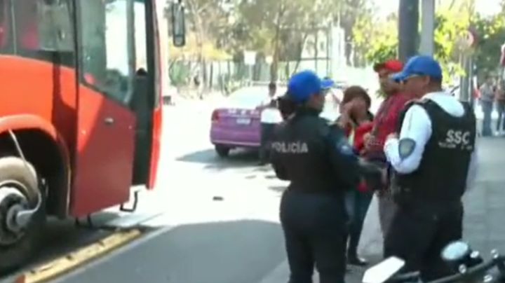 Metrobús de la Línea 5 atropella a motociclistas que intentaron dar una vuelta prohibida en la GAM