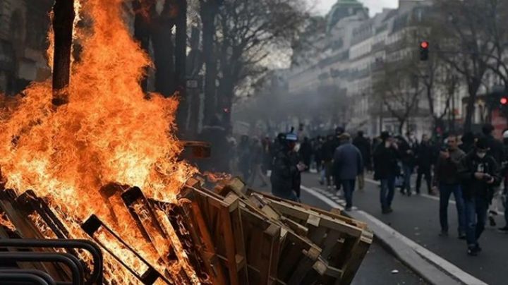 Crisis en Francia: Tras intensas protestas, Policía reprime violentamente a ciudadanos; Carlos III ya no irá