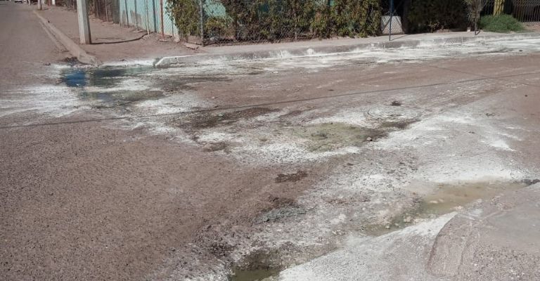 Vecinos de la colonia Cajeme en Ciudad Obregón cubren con calidra los charcos de aguas residuales