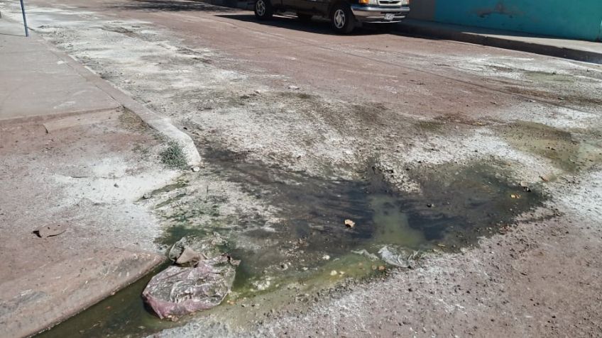 Vecinos de la colonia Cajeme en Ciudad Obregón cubren con calidra los charcos de aguas residuales