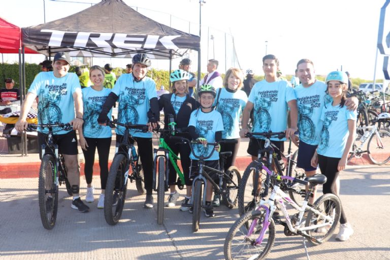 La familia Antillón Ojeda disfrutando de la pedaleada