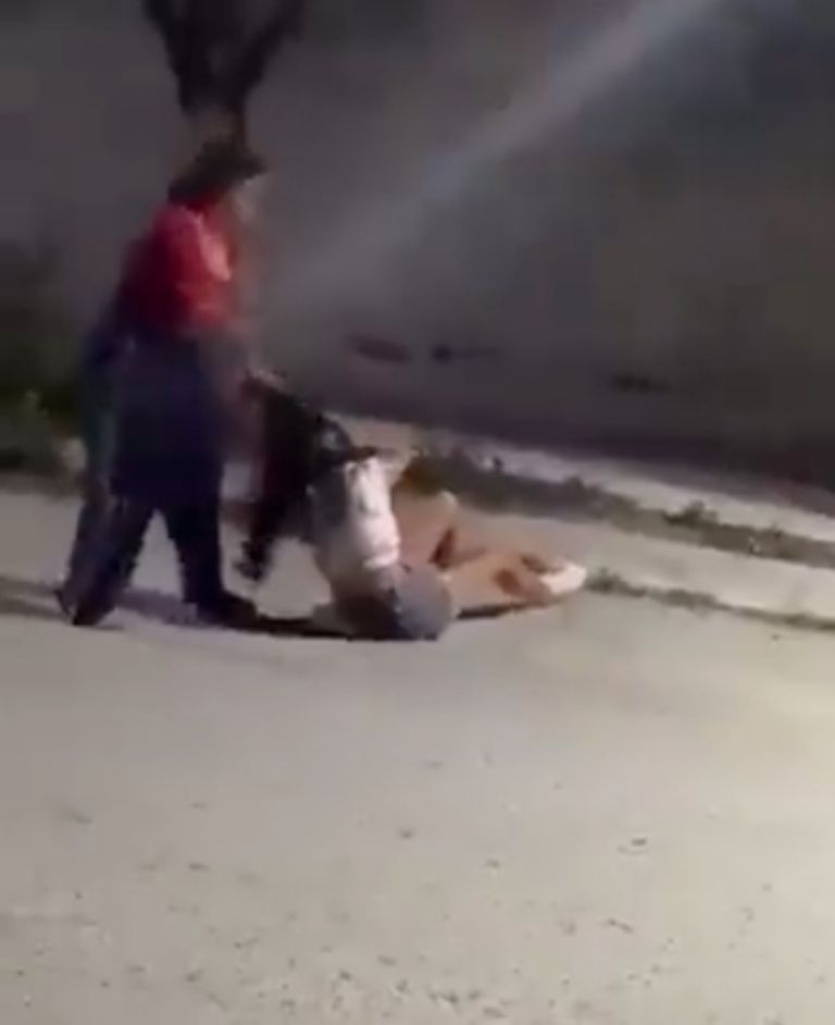 Mujer ataca a su propia hija a golpes 