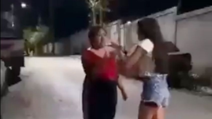 VIDEO: "¿Te vas a dejar? Me vale si lloras": Mujer golpea a su hija para 'enseñarle' a defenderse del bullying