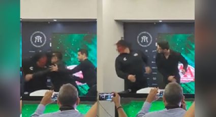 (VIDEO) Se la devolvió: Adrián Marcelo cachetea a Chessman en plena conferencia de Triplemanía 31