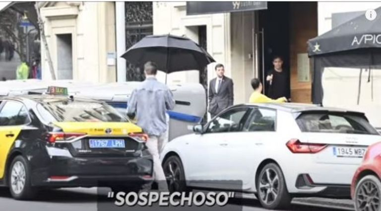 Fotografía de Gerard Piqué bajando del taxi