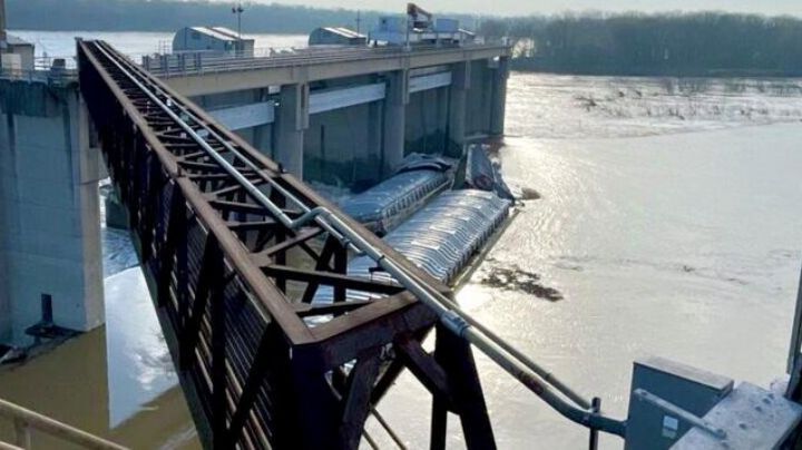 VIDEO: Barco cargado con toneladas de metanol vuelca en un río de Kentucky; hay alerta por daños
