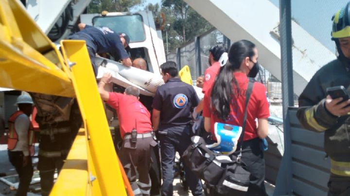 Volcadura de una grúa en Santa Fe deja a dos trabajadores heridos de gravedad; Fiscalía investiga