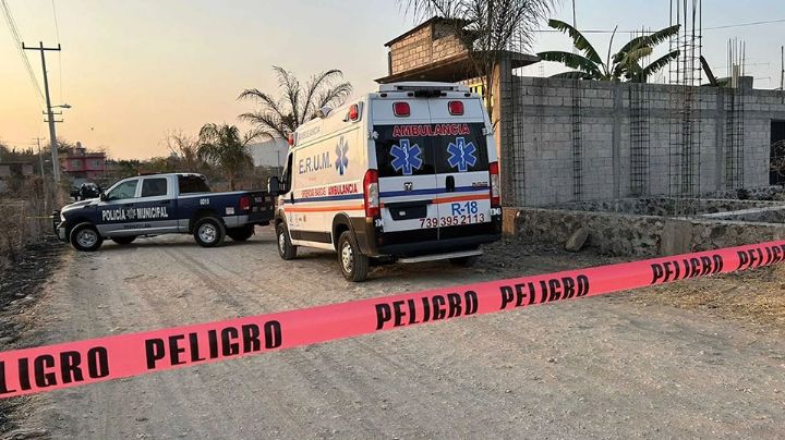 Localizan a hombre con impactos de bala en un predio baldío de Morelos; estaba 'encobijado'