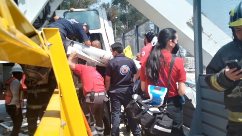 Volcadura de una grúa en Santa Fe deja a dos trabajadores heridos de gravedad; Fiscalía investiga