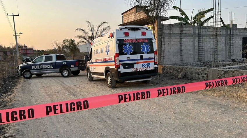 Localizan a hombre con impactos de bala en un predio baldío de Morelos; estaba 'encobijado'