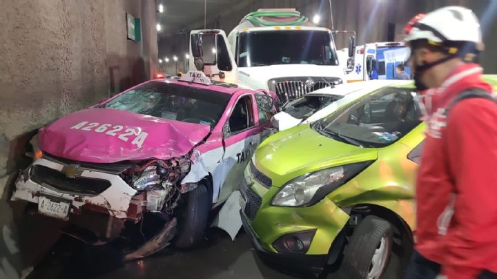 (VIDEO) Accidente en CDMX: Pipa se queda sin frenos y se impacta con 10 autos; hay 14 víctimas