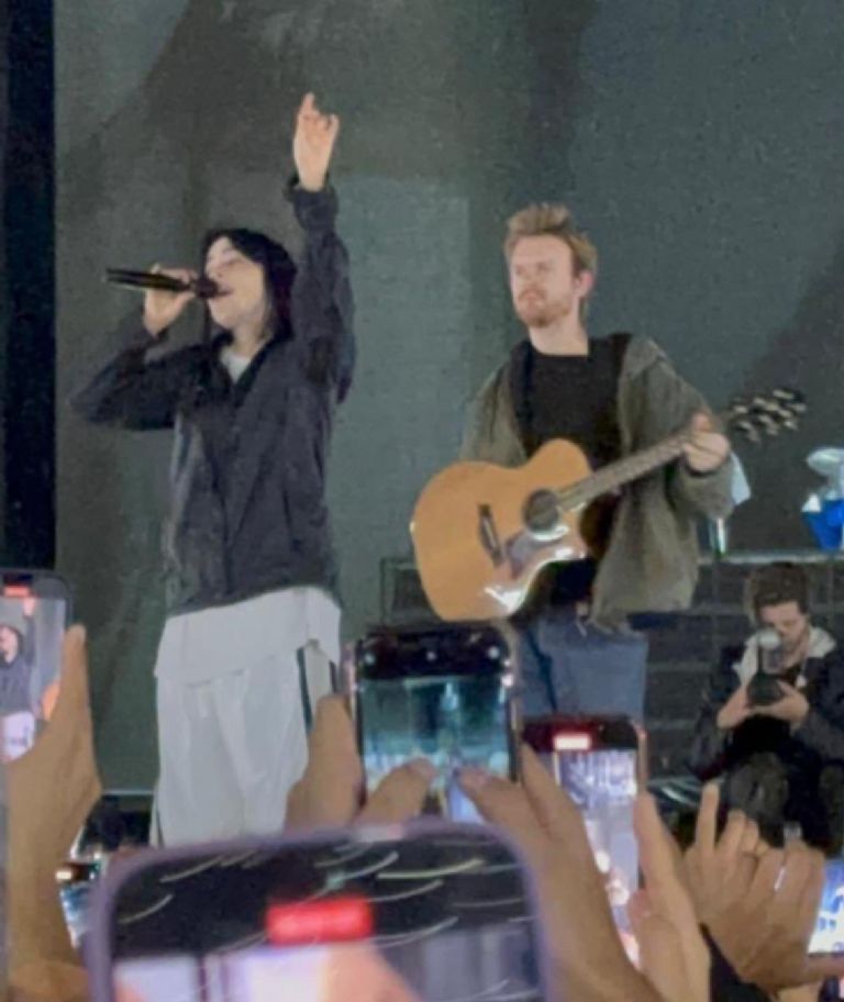 Billie Eilish da concierto acústico a sus fans tras lluvia en CDMX. Foto: Internet