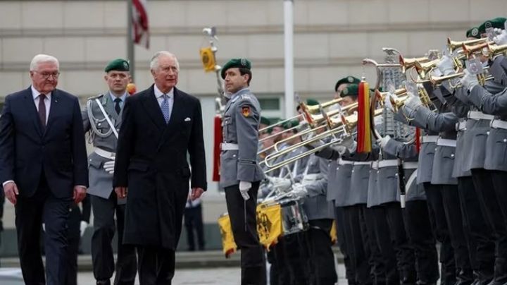 Carlos III concluye su primer viaje como monarca en Alemania; el aspecto de sus dedos causa alerta