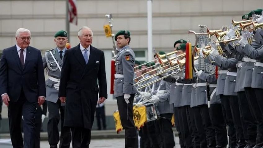 Carlos III concluye su primer viaje como monarca en Alemania; el aspecto de sus dedos causa alerta