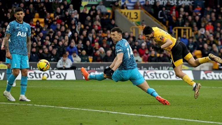 Raúl Jiménez ayuda a la victoria del Wolverhampton ante el Tottenham en la Premier League