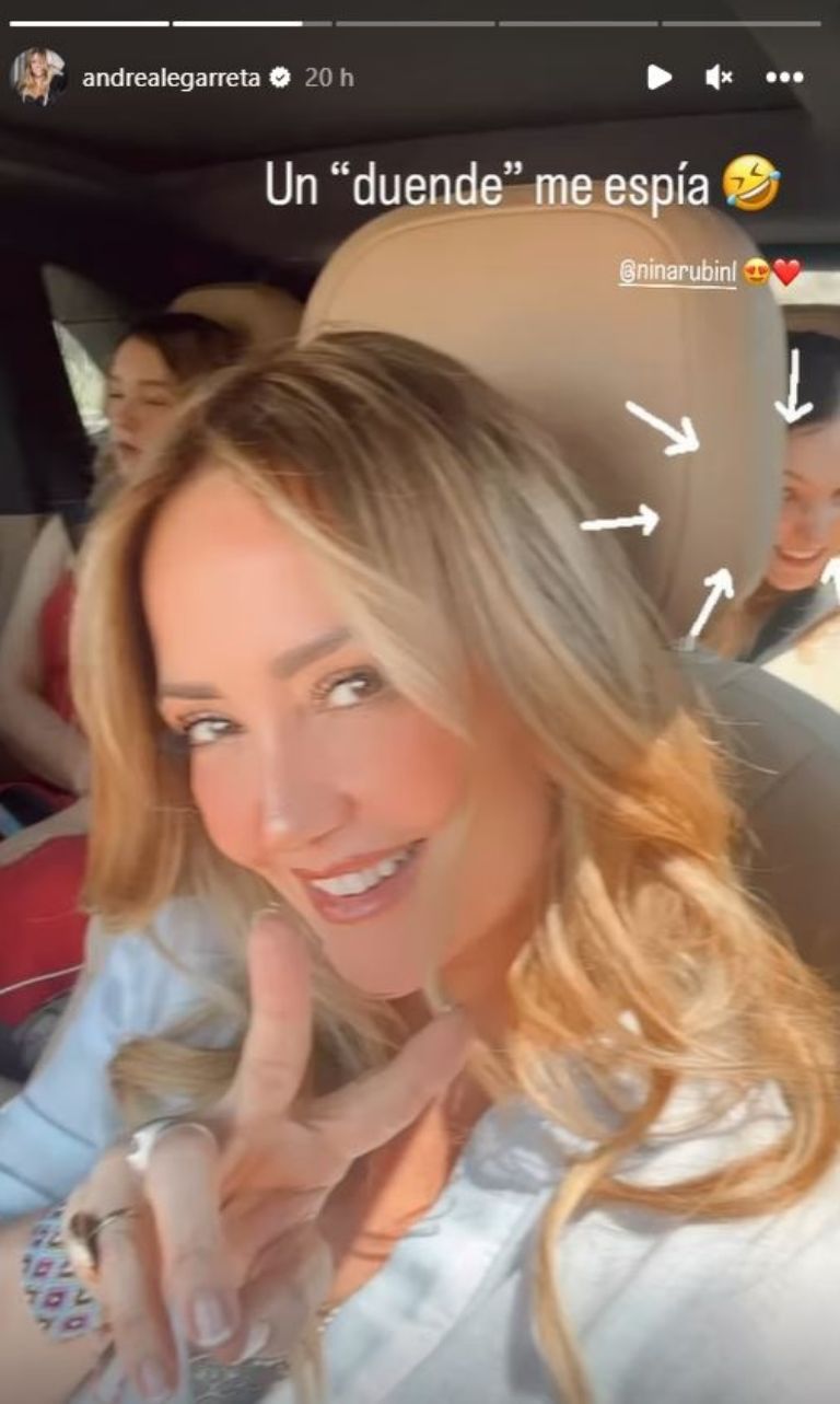 Andrea viajó con sus hijas
