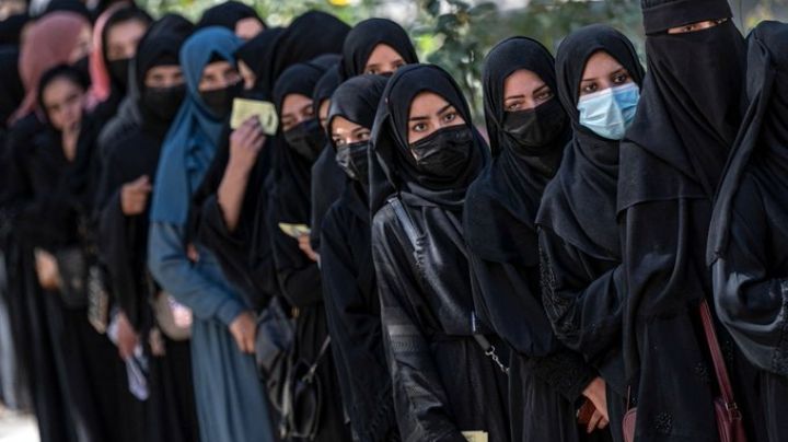 Terror en Afganistán: Talibanes niegan educación a las mujeres; también las obligan a esto