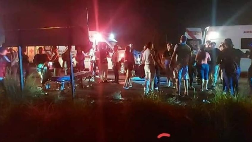 Camión que transportaba a comparsas carnavaleras en Veracruz vuelca; saldo es de 15 heridos