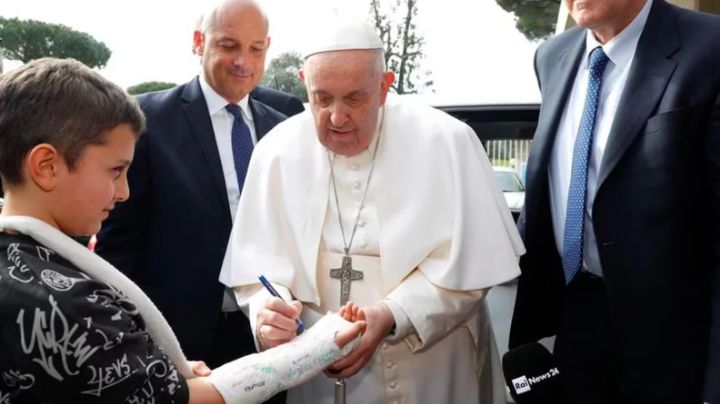 (FOTOS) A tiempo para Semana Santa: El Papa Francisco sale del hospital tras cuadro de bronquitis
