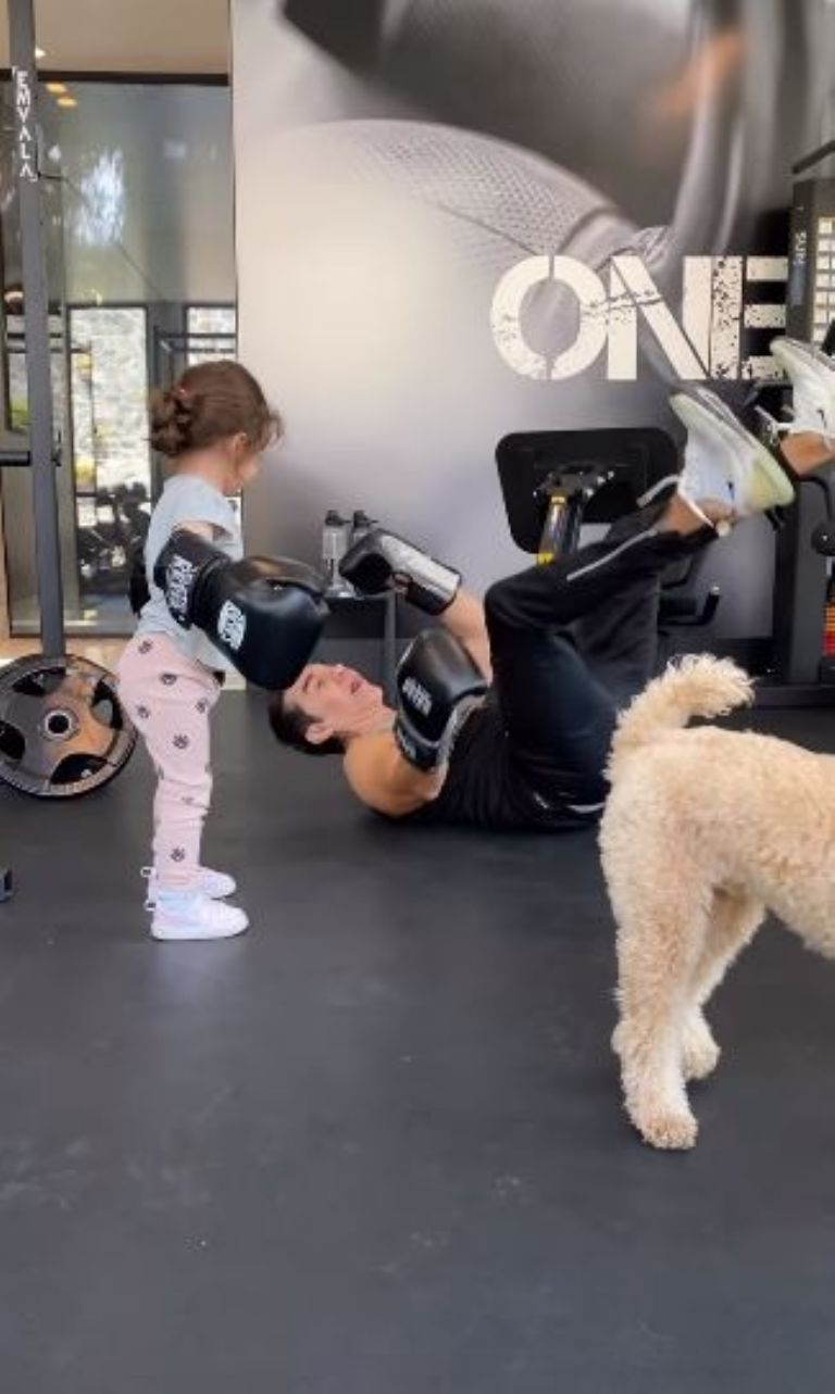 Hija de Adrián Uribe lo deja noqueado