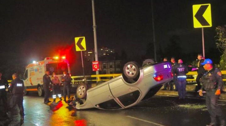 Terrible accidente: conductor pierde el control y se vuelca sobre el puente de Río San Joaquín, CDMX