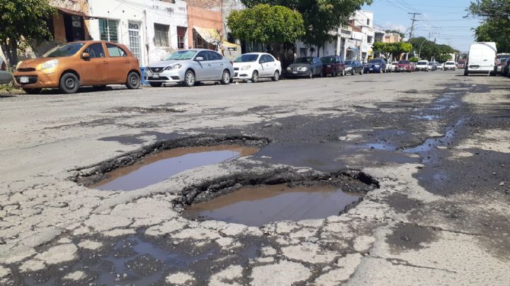 VIDEO: Actor tapa un 'bache' de su calle; en realidad era una zanja para extraer gas natural