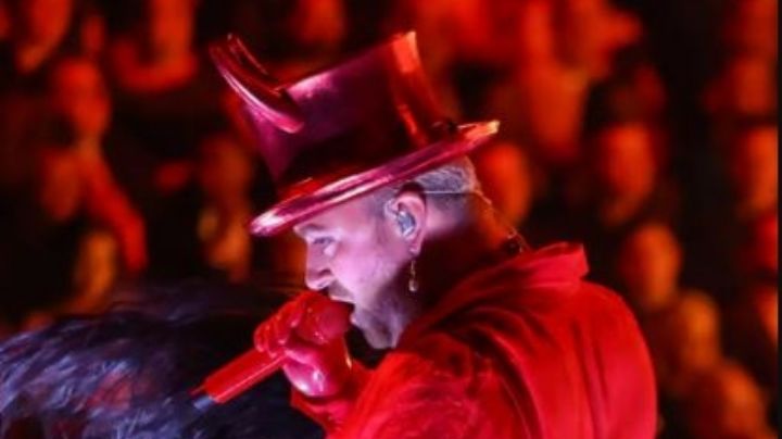 Destrozan a afamado cantante por dar un show con cuernos de diablo; lo tildan de "satánico"