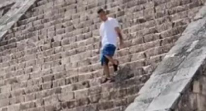 (VIDEO) No entienden: Turista sube, otra vez, a la Pirámide de Kukulcán pero se salva de los golpes