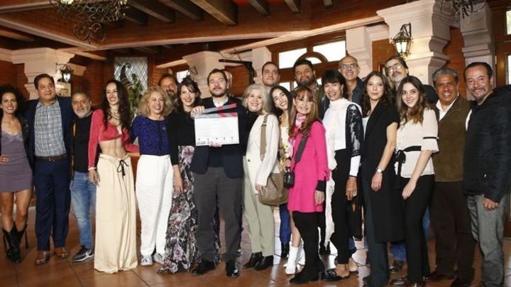 Tragedia en TV Azteca: Conductor de 'VLA' da triste noticia y reporta "muy mal" a productora