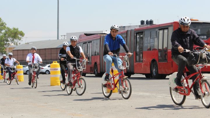 Con estrategia viral capacitan a conductores del Metrobús para respetar el paso de ciclistas en CDMX