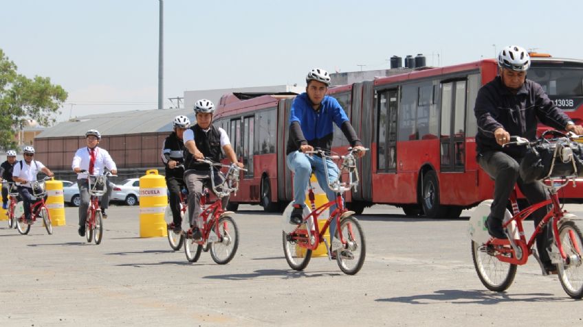 Con estrategia viral capacitan a conductores del Metrobús para respetar el paso de ciclistas en CDMX