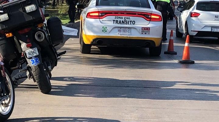 (FOTO) Fuerte accidente en CDMX: Motociclista muere tras choque frente al Palacio de los Deportes