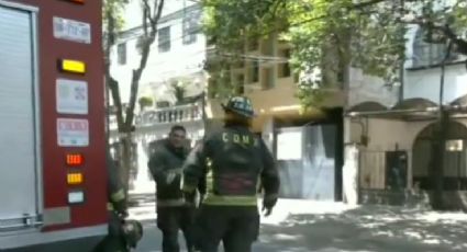 Heroico: Bomberos de la Ciudad de México impiden que un joven salte de su balcón en la colonia Roma