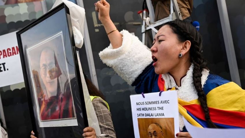 Tibetanos salen en defensa del Dalái Lama tras escandaloso VIDEO en el que besa a un menor