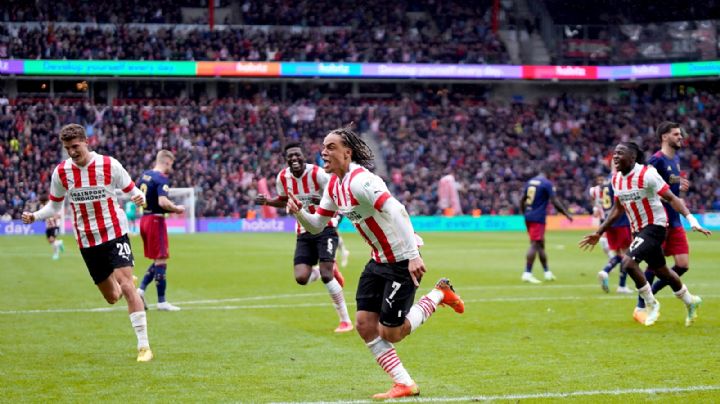 PSV golea al Ajax y lo aleja de Champions League; el juego se vio interrumpido por problemas en las gradas