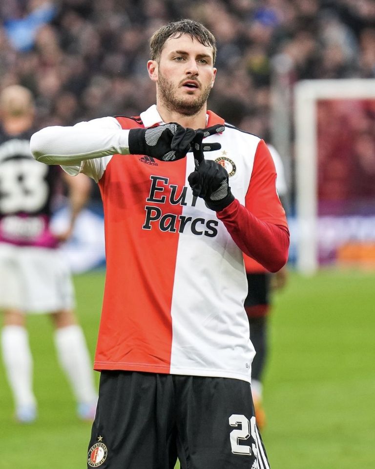 Tras nuevo gol, Santiago Giménez iguala marca de goleo de 'Chicharito' Hernández y Luis García
